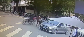 Câmeras de segurança da Bandeirantes registraram o momento em que a jornalista Paula Valdez teve o celular furtado na porta da emissora.